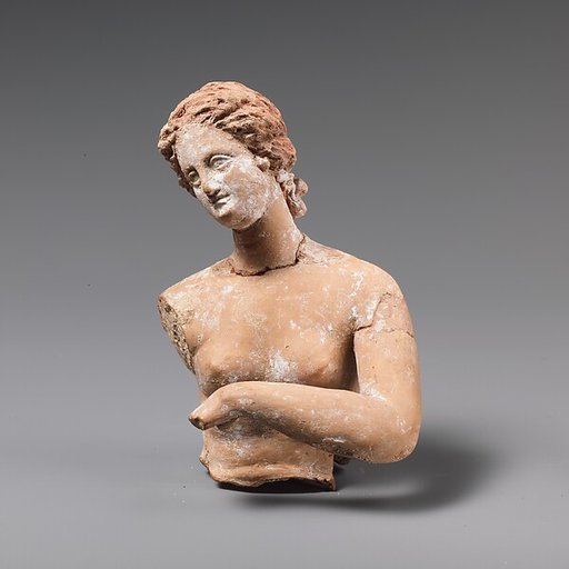 Fragmentary terracotta statuette of a woman