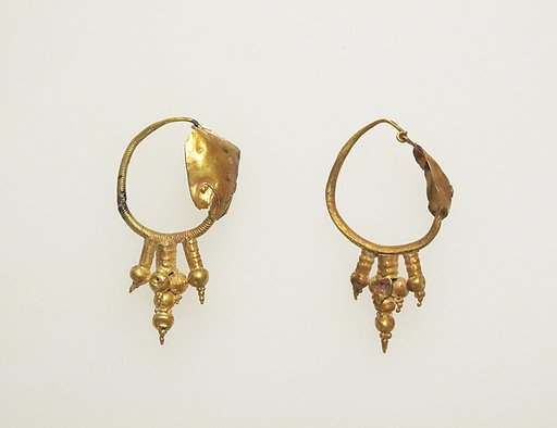 Earring with discs and pyramids