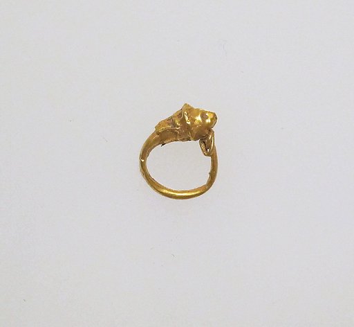 Earring with head of lion
