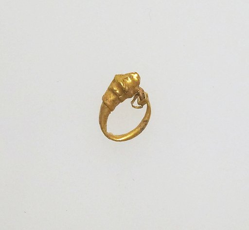 Earring with head of lion