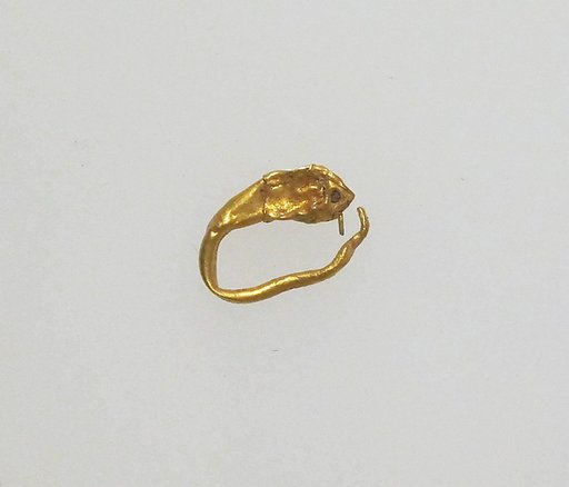 Earring with head of lion