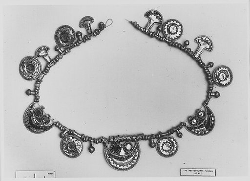 Gold necklace with inlaid amber