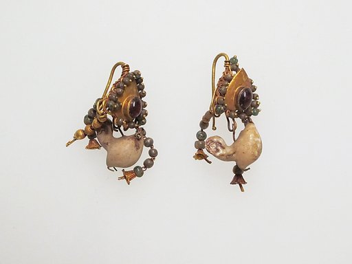 Earring with pendant of birds and glass beads