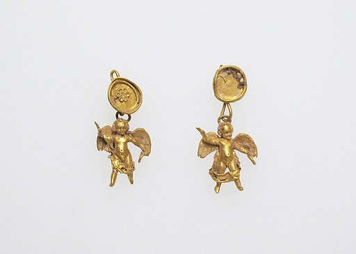 Earring with pendants of Eros