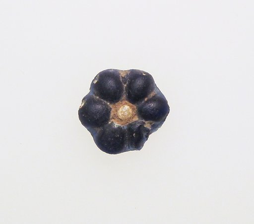 Glass bead in the form of a rosette
