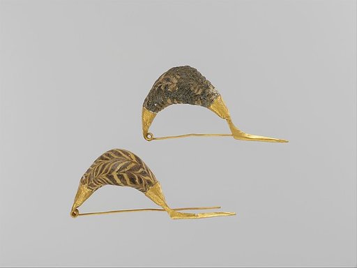 Gold sanguisuga-type fibulae (safety pins) with glass paste bows