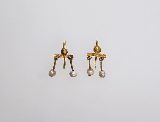 Gold and pearl earring
