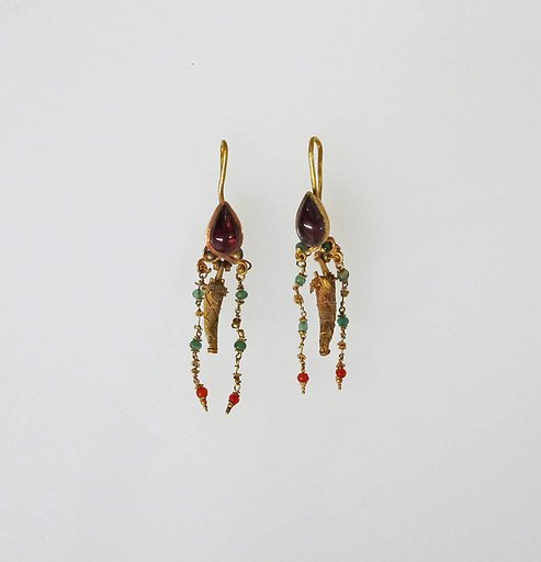 Earring with pendant and chains