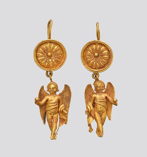 Earring with pendant in the form of Eros
