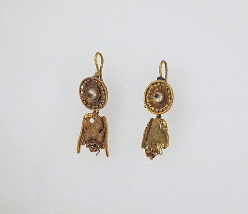 Earring with pendants and pearl