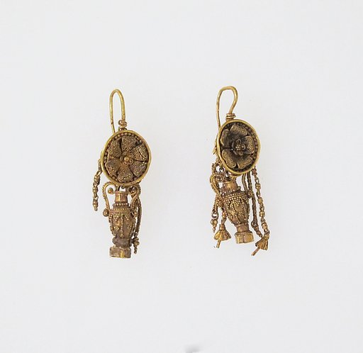 Earring with pendant amphora