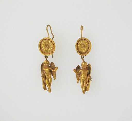Earring with pendant of Eros