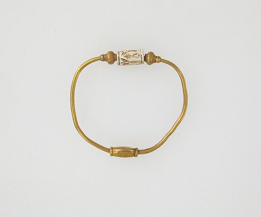Bracelet with cylinder seal