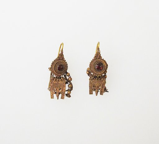 Earring with pendant and chains