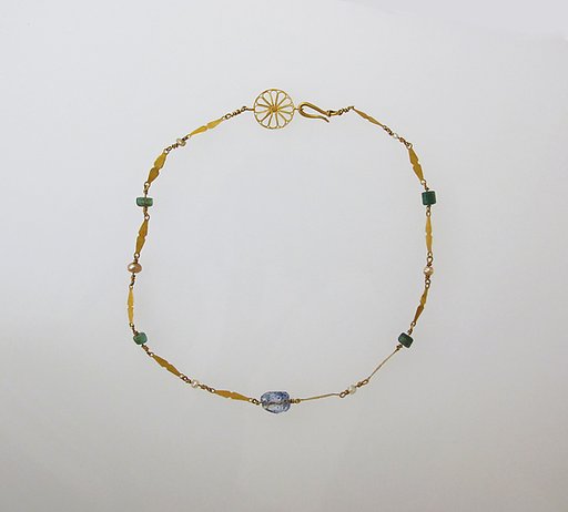 Necklace with pearls and beryl beads