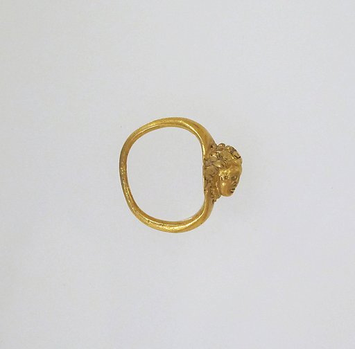 Ring with head of a fauness