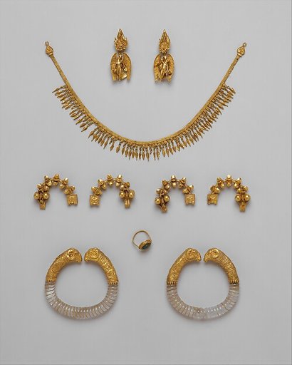 Gold strap necklace with beechnut pendants