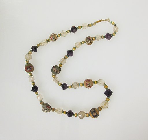 Glass necklace comprising 187 beads