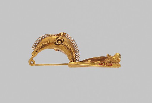 Gold fibula (safety pin) with sphinx