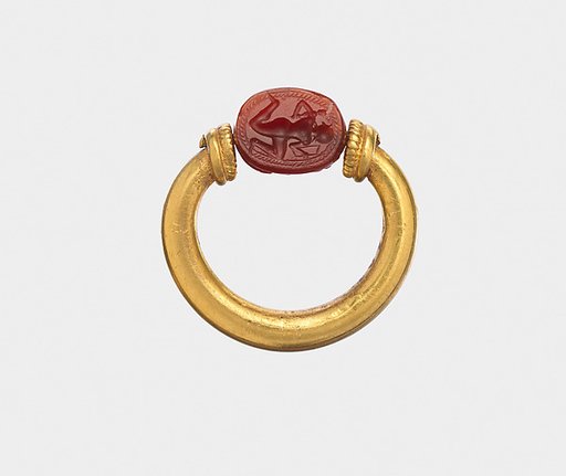 Gold and carnelian ring: on scarab bezel, Herakles