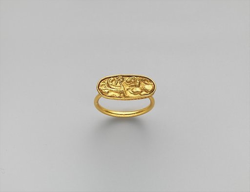 Gold ring, with stone missing from bezel