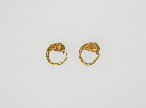 Earring with head of lions