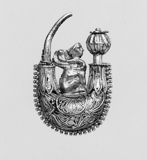 Gold boat-shaped earring with a sphinx