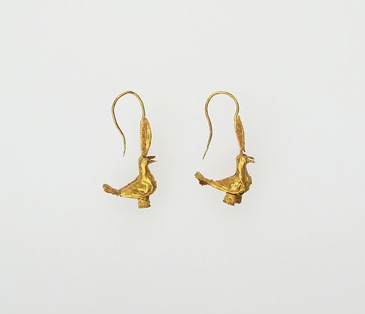 Earring with disc and pigeons