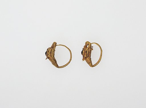Earring with swans or geese