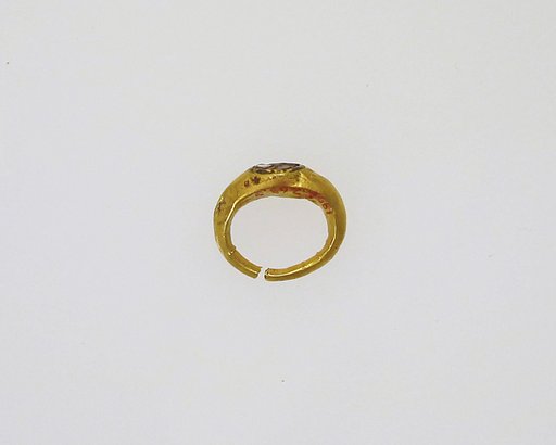 Ring with intaglio of schematic figure