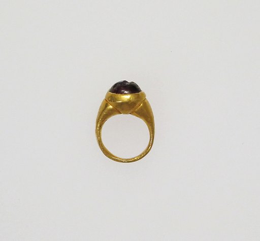 Ring with intaglio of a bird