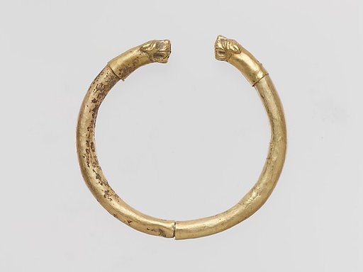 Gold bracelet with finials in the form of feline heads