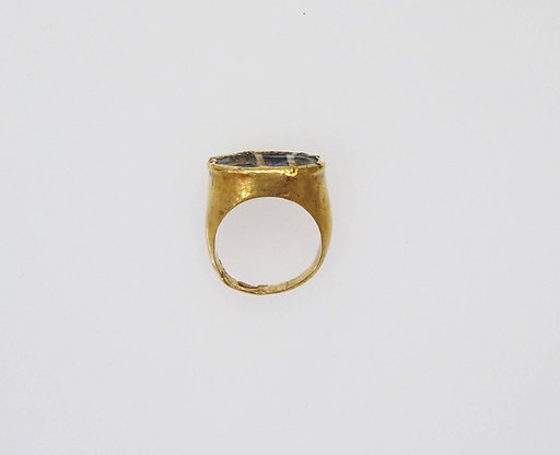 Gold finger ring with glass intaglio: a lioness