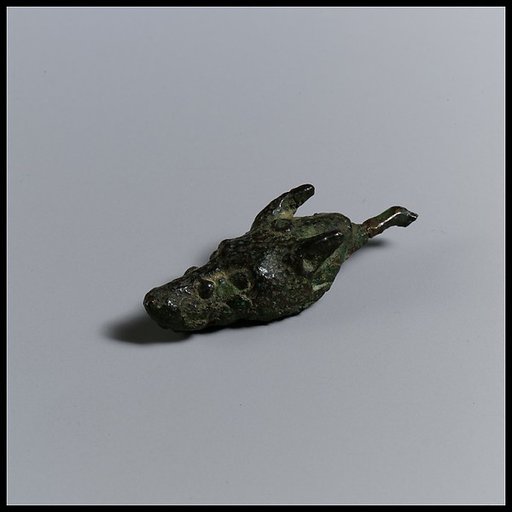 Pin with head of a dog