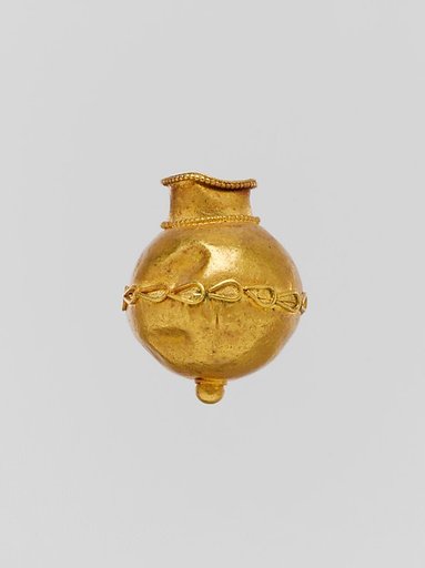 Gold pendant in the form of a vase