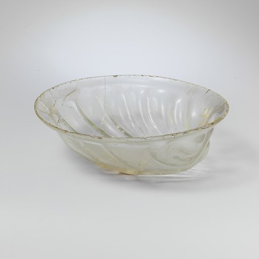 Glass bowl in the form of a shell