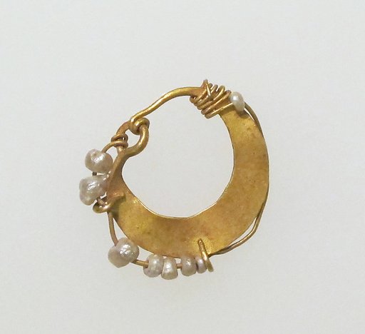Earring, crescent-shaped