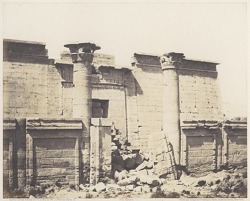Médînet-Abou (Thèbes), Construction Antérieures - Entrée Principale