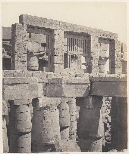Karnak (Thèbes), Palais - Salle Hypostyle - Fenêtre et Chapiteaux des Galeries Latérales