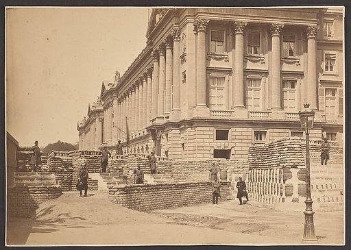 [Barricades pres de Ministere de la Marine et l'Hötel Crillon]