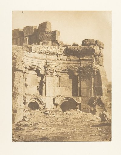 Hémicycle de l'enceinte des Temples, à Baâlbek
