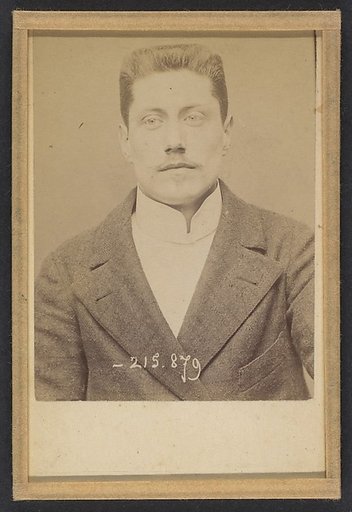 Ortiz. Léon. 25 ans, né à Paris. Commis d'architecte. Anarchiste. Voyage ordinairement en bicyclette.
