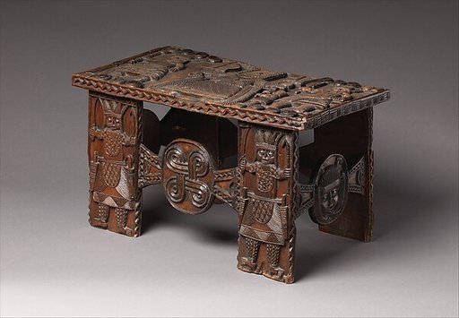 Agba (stool) with ọ́bà with mudfish legs