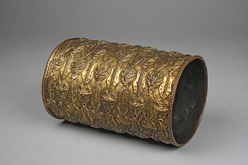 Bracelet with leopard heads and eben (ceremonial swords)