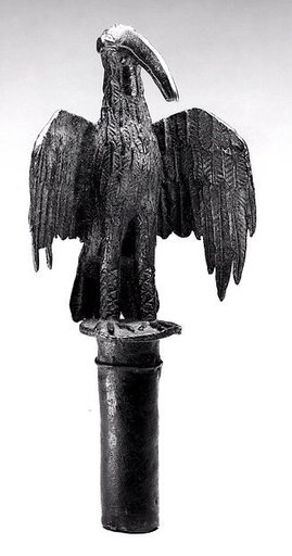 Idiophone with an áhianmwọ́rọ̀ (bird of prophecy)