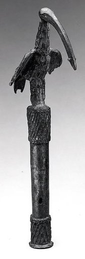 Idiophone with an áhianmwọ́rọ̀ (bird of prophecy)