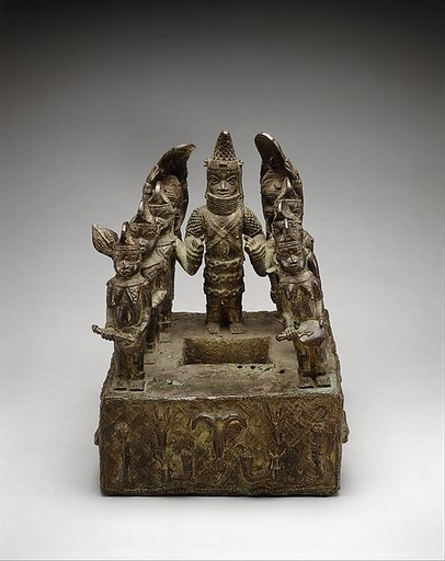 Ùrhọ̀tọ̀ (altar tableau) with an iyọ́bà (queen mother) and attendants