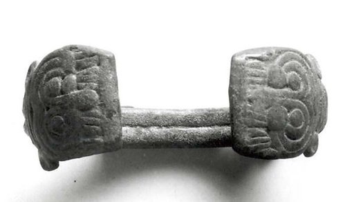 Bracelet with lion mask terminals