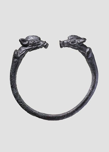 Bracelet with boar terminals