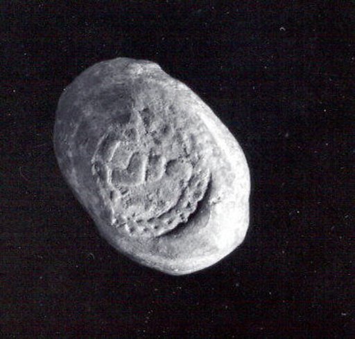 Oval sealing with one circular seal impression